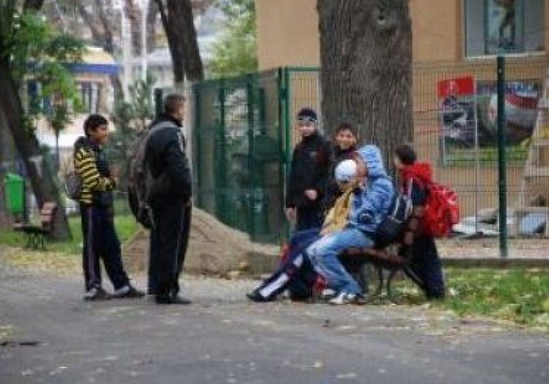 Elevii chiulesc…părinţii plătesc