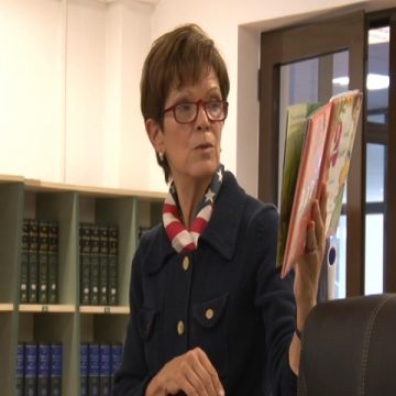 Soţia ambasadorului american in România, Elisabeth Gitenstein, a citit o poveste copiilor la biblioteca "Petre Dulfu" din Baia Mare