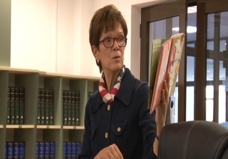 Soţia ambasadorului american in România, Elisabeth Gitenstein, a citit o poveste copiilor la biblioteca "Petre Dulfu" din Baia Mare