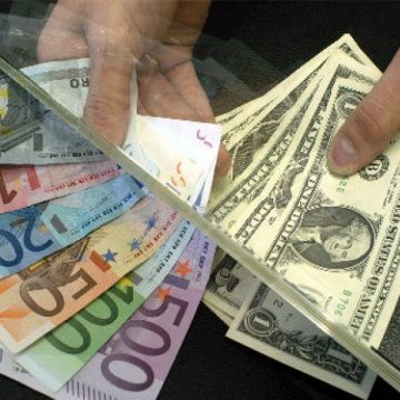 Euro se depreciază în raport cu dolarul