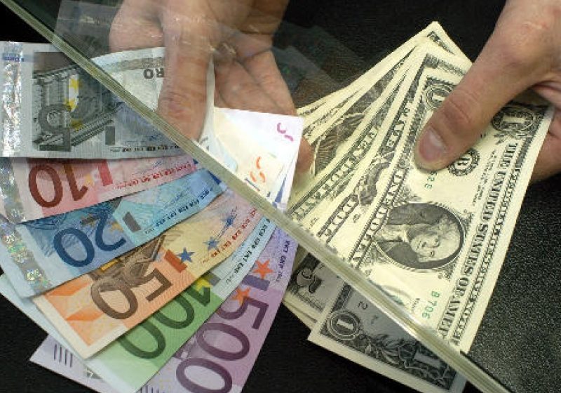 Euro se depreciază în raport cu dolarul