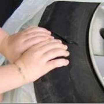O pasageră de 68 de ani din Giuleşti a fost accidentată din cauza unei explozii la cauciuc