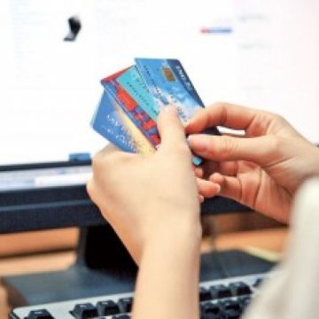 Faci cumpărături pe Internet? Cât de sigure sunt plăţile cu cardul în România Faci cumpărături pe Internet? Cât de sigure sunt plăţile cu cardul în România