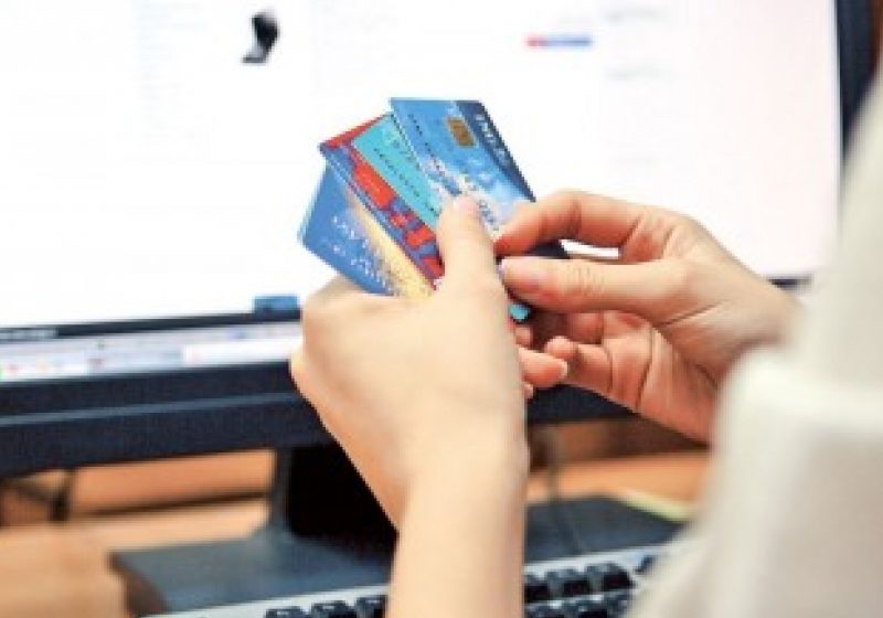 Faci cumpărături pe Internet? Cât de sigure sunt plăţile cu cardul în România