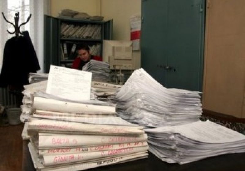 Firmele trebuie să treacă milioane de angajaţi dintr-o bază de date în alta, manual