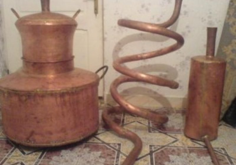 Doi tineri au fost identificaţi la furat de ţuică de cazan, de către poliţiştii de la secţia rurală Ocna Şugatag