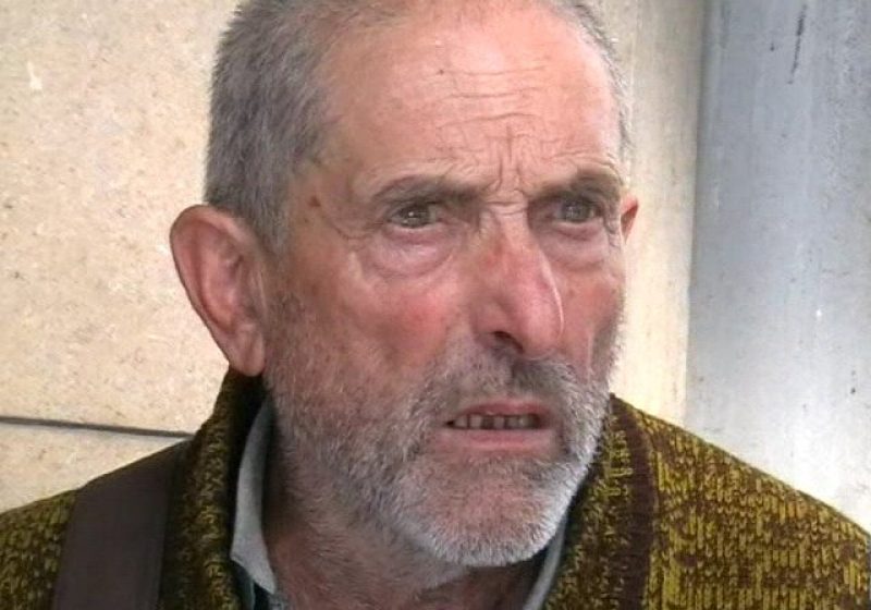 Baia Mare: Un bătrân din Suciu de Sus face greva foamei în faţa Prefecturii Maramureş