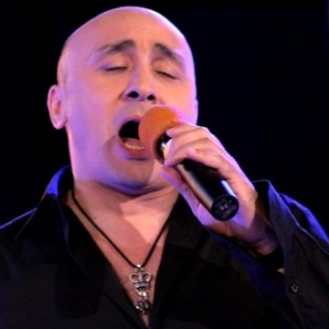 Marcel Pavel a cântat imnul naţional diferit faţă de varianta originală, la meciul România-Franţa Marcel Pavel a cântat imnul naţional diferit faţă de varianta originală, la meciul România-Franţa