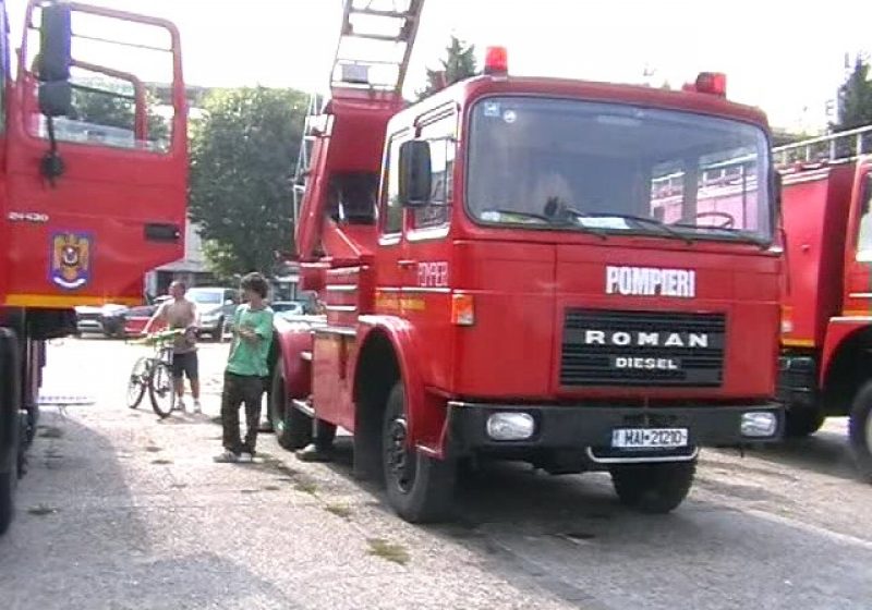 Baia Mare: De ziua lor, pompierii maramureşeni au pregătit o expoziţie de tehnică de luptă