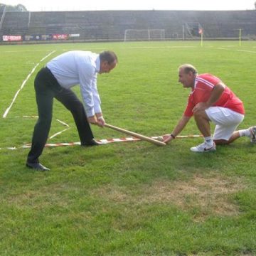 Baia Mare: Mircea Man a lovit mingea de debut a primei competiţii internaţionale “Cupa Castanelor la Oină-Schlagball”