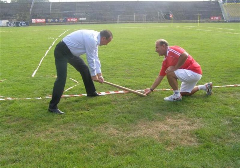 Baia Mare: Mircea Man a lovit mingea de debut a primei competiţii internaţionale “Cupa Castanelor la Oină-Schlagball”