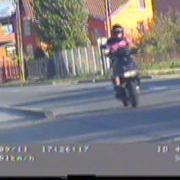 Baia Mare: Poliţist acroşat de un motociclist teribilist