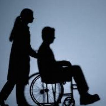 Necazurile asistenţilor personali continua. Cartel Alfa ameninţă că va da în judecată primăriile pentru a recupera banii asistenţilor personali