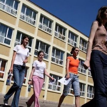 Noul an şcolar începe uşor cosmetizat, dar la fel de sărac. Care sunt schimbările în 2011-2012
