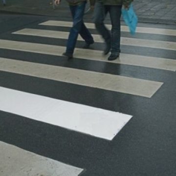 O fetiţă a fost accidentată pe o trecere de pietoni din Baia Mare O fetiţă a fost accidentată pe o trecere de pietoni din Baia Mare