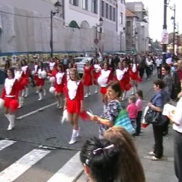 Baia Mare: Care alegorice cu flori, majorete, muzică de fanfară, broscuţe şi oficialităţi de seamă ale judeţului, la Parada Sărbătorii Castanelor 2011 Baia Mare: Care alegorice cu flori, majorete, muzică de fanfară, broscuţe şi oficialităţi de seamă ale judeţului, la Parada Sărbătorii Castanelor 2011