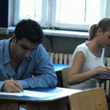 Peste 60.000 de candidaţi susţin proba scrisă la alegere a profilului la bacalaureat Peste 60.000 de candidaţi susţin proba scrisă la alegere a profilului la bacalaureat