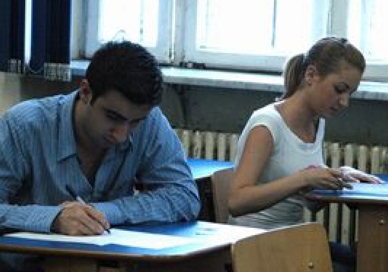 Peste 60.000 de candidaţi susţin proba scrisă la alegere a profilului la bacalaureat Peste 60.000 de candidaţi susţin proba scrisă la alegere a profilului la bacalaureat