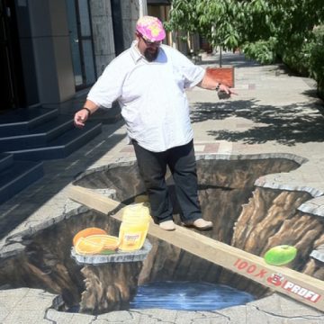 O groapă uriaşă în centrul Bucureştiului: Prima pictură 3D pe asfalt din România