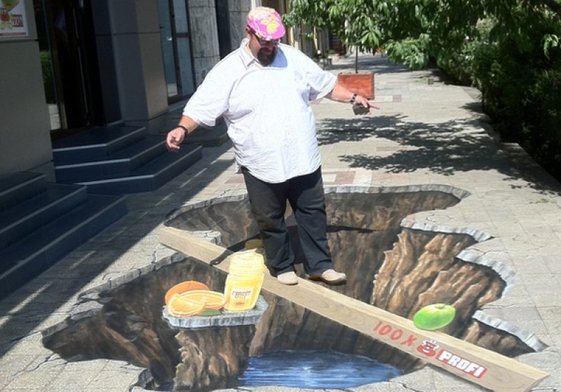 O groapă uriaşă în centrul Bucureştiului: Prima pictură 3D pe asfalt din România O groapă uriaşă în centrul Bucureştiului: Prima pictură 3D pe asfalt din România