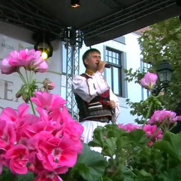 Baia Mare: Regal folcloric la Sărbătoarea Castanelor cu cei mai îndrăgiţi interpreţi de muzică populară