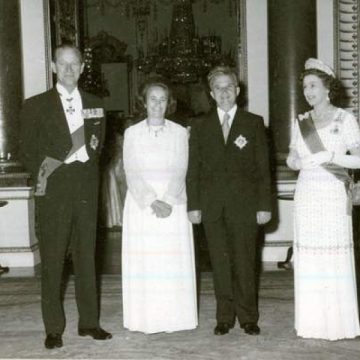 Regina Elisabeta a II-a s-a ascuns de Ceauşescu după tufişurile din grădina palatului, în 1978