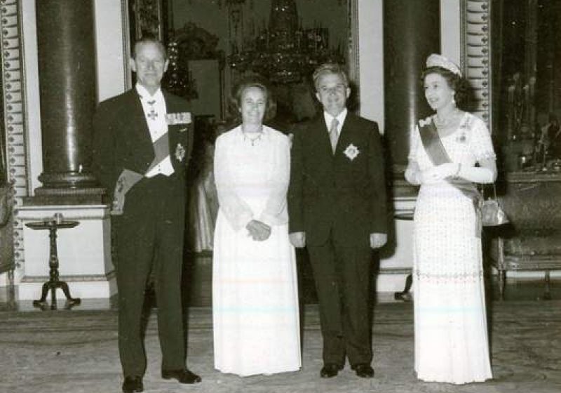 Regina Elisabeta a II-a s-a ascuns de Ceauşescu după tufişurile din grădina palatului, în 1978