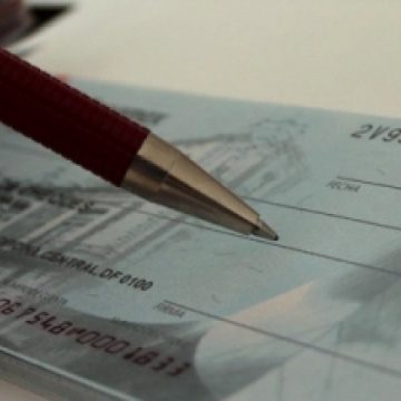 Delegatul unei societăţi comerciale din Baia Mare va fi cercetat penal sub aspectul săvârşirii infracţiunii de înşelăciune prin semnarea de cecuri fără acoperire