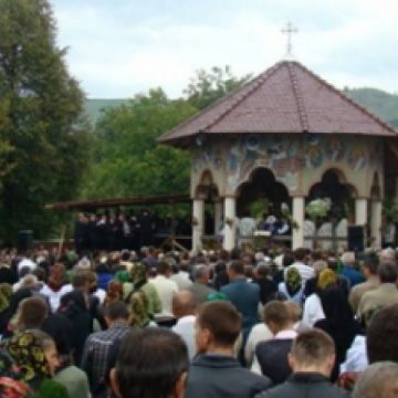 Sute de credinciosi iau parte azi la hramul bisericii din Rozavlea de Sfanta Marie Mica