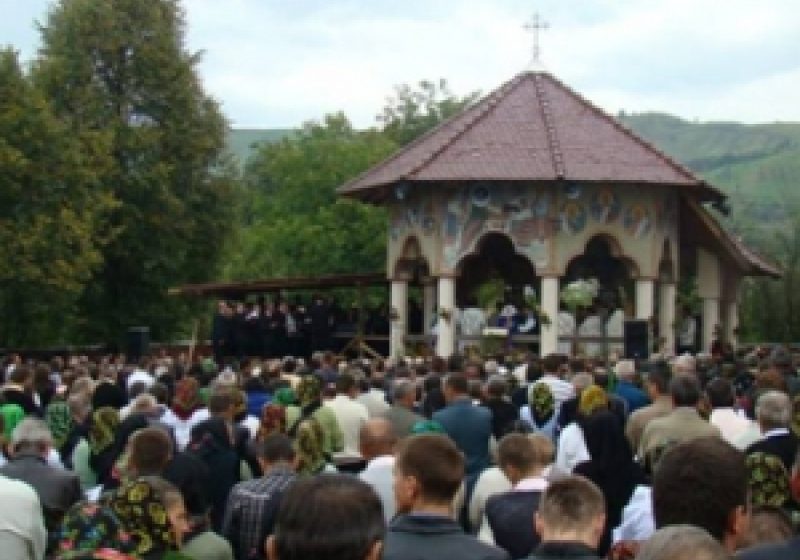 Sute de credinciosi iau parte azi la hramul bisericii din Rozavlea de Sfanta Marie Mica