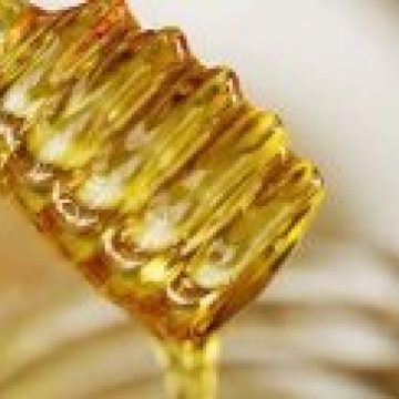 SIGHET. Sighetenii s-au strâns "roi"în jurul standurilor cu produse apicole, azi la Târgul Mierii de Albine