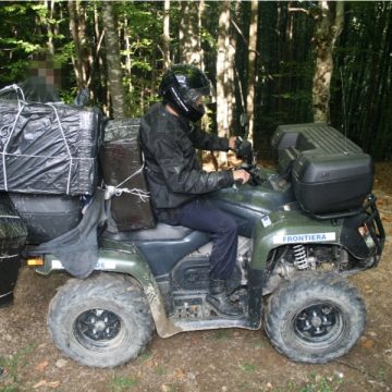 Poliţiştii de frontieră au surprins la peste 1.400 metri altitudine, un grup de persoane care transporta colete cu ţigări de contrabandă
