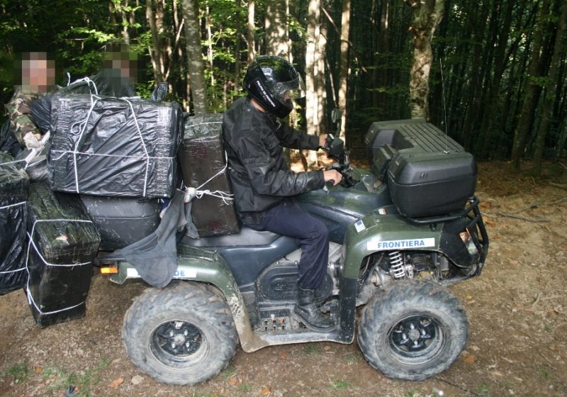 Poliţiştii de frontieră au surprins la peste 1.400 metri altitudine, un grup de persoane care transporta colete cu ţigări de contrabandă Poliţiştii de frontieră au surprins la peste 1.400 metri altitudine, un grup de persoane care transporta colete cu ţigări de contrabandă