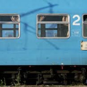 Un tren a lovit un microbuz în Dezmir, judeţul Cluj