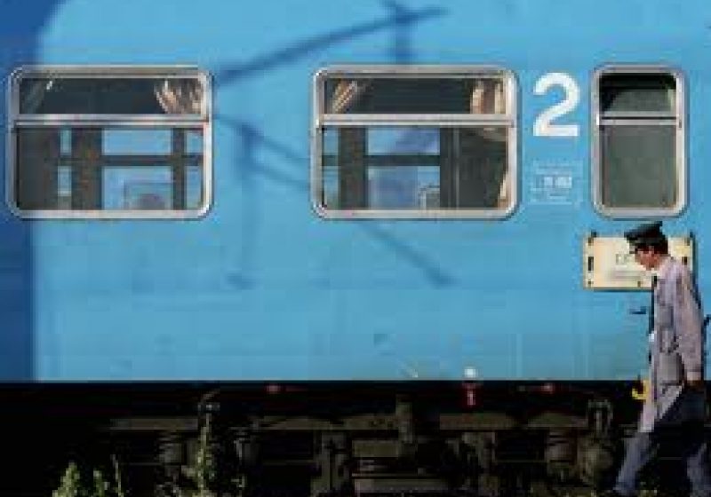 Un tren a lovit un microbuz în Dezmir, judeţul Cluj