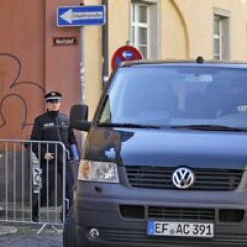 Un bărbat a tras asupra unui agent de pază, în apropierea locului unde Papa urma să oficieze o slujbă.