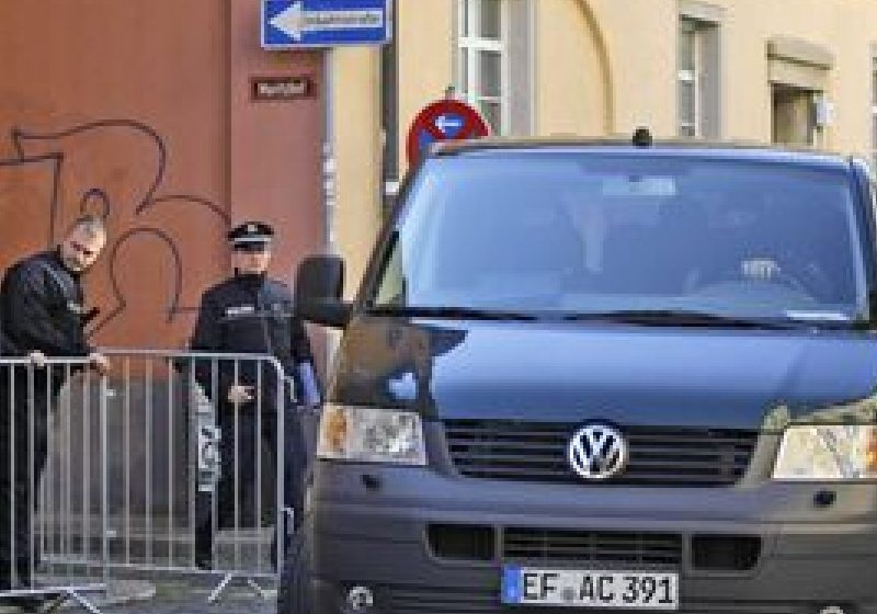 Un bărbat a tras asupra unui agent de pază, în apropierea locului unde Papa urma să oficieze o slujbă. Un bărbat a tras asupra unui agent de pază, în apropierea locului unde Papa urma să oficieze o slujbă.