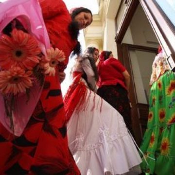 Ziua Naţională a Romilor: Mii de persoane s-au adunat la Costeşti de Sfânta Maria Mică