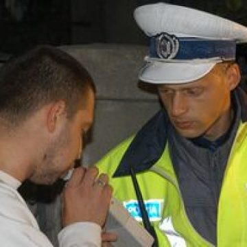 13.700 de şoferi testaţi la nivel naţional cu aparatul etilotest, în noaptea de vineri spre sâmbătă 13.700 de şoferi testaţi la nivel naţional cu aparatul etilotest, în noaptea de vineri spre sâmbătă