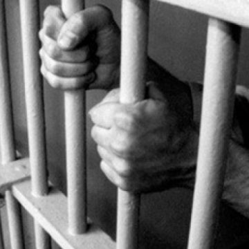 24 de cetăţeni străini au părăsit Centrul de Cazare a Străinilor Luaţi în Custodie Publică  Arad prin forţarea gratiilor de la ferestrele camerelor dispuse în spatele clădirii