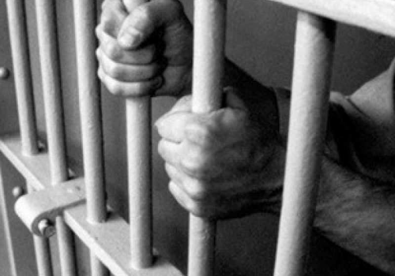 24 de cetăţeni străini au părăsit Centrul de Cazare a Străinilor Luaţi în Custodie Publică Arad prin forţarea gratiilor de la ferestrele camerelor dispuse în spatele clădirii 24 de cetăţeni străini au părăsit Centrul de Cazare a Străinilor Luaţi în Custodie Publică Arad prin forţarea gratiilor de la ferestrele camerelor dispuse în spatele clădirii