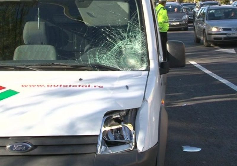 Baia Mare: O tânără care a traversat strada prin loc nepermis a fost lovită de un autoturism Baia Mare: O tânără care a traversat strada prin loc nepermis a fost lovită de un autoturism