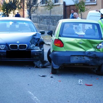 SIGHET: Impact violent între două maşini în apropiere de sediul Poliţiei Rutiere