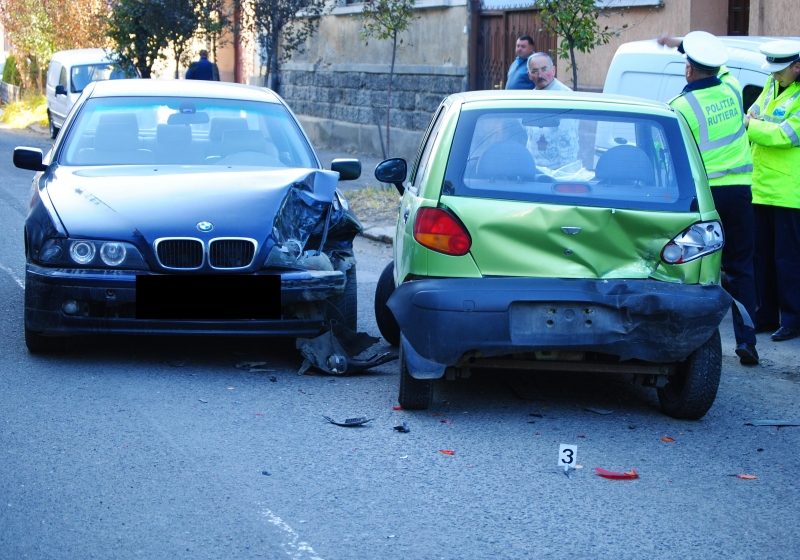 SIGHET: Impact violent între două maşini în apropiere de sediul Poliţiei Rutiere