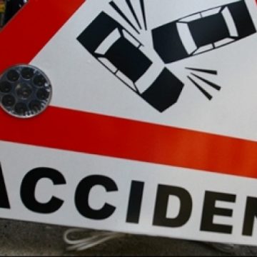 Două persoane rănite în urma unei coliziuni dintre o autoutilitară şi un autoturism în localitatea Satulung