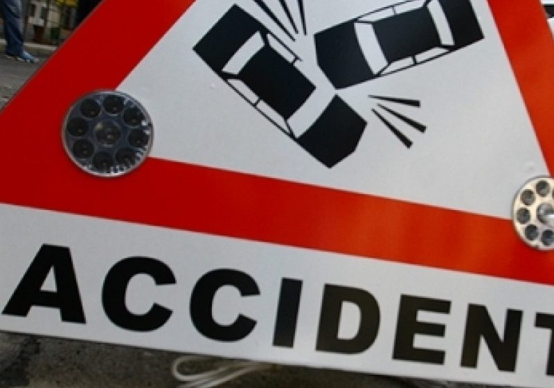 Două persoane rănite în urma unei coliziuni dintre o autoutilitară şi un autoturism în localitatea Satulung