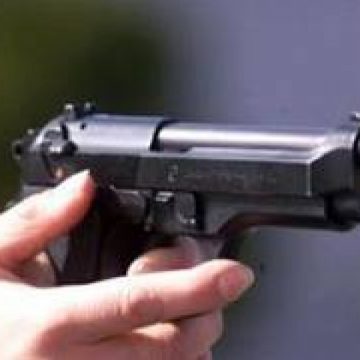 Gafă a poliţiştilor: Şapte paznici, confundaţi cu hoţii de porumb. Agenţii i-au ameninţat cu pistolul şi i-au bătut Gafă a poliţiştilor: Şapte paznici, confundaţi cu hoţii de porumb. Agenţii i-au ameninţat cu pistolul şi i-au bătut