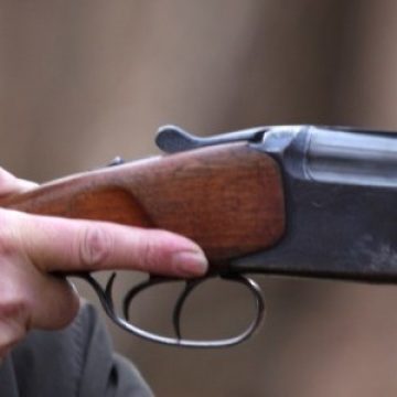Poliţiştii au sancţionat un vânător din Boiu Mare care i-a încredinţat arma de vânătoare unui tânăr de 21 de ani, neautorizat să deţină şi să folosească arme Poliţiştii au sancţionat un vânător din Boiu Mare care i-a încredinţat arma de vânătoare unui tânăr de 21 de ani, neautorizat să deţină şi să folosească arme
