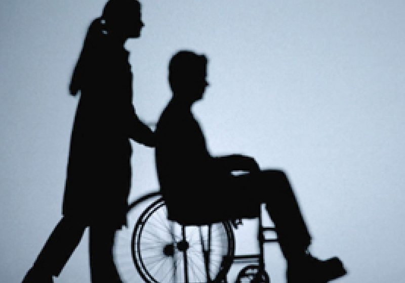 Asistenţii personali îşi caută dreptatea în instanţă