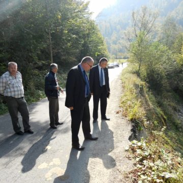 Drumul judeţean 185 pus în pericol de o alunecare de teren pe tronsonul Bistra-Valea Vişeului Drumul judeţean 185 pus în pericol de o alunecare de teren pe tronsonul Bistra-Valea Vişeului